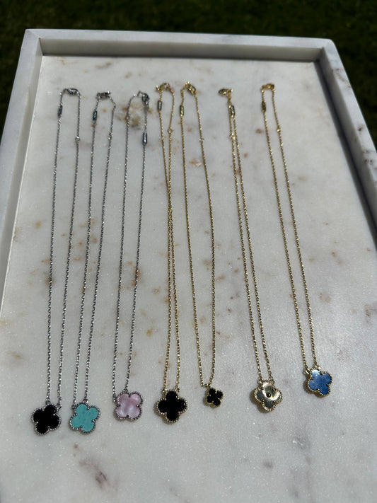 Mini clover necklace